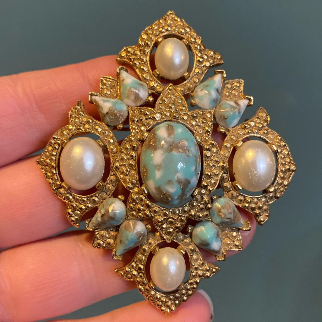 Vintage Sarah Coventry Remembrance Gold Tone Metal And Cabochon Brooch Pendant 20$